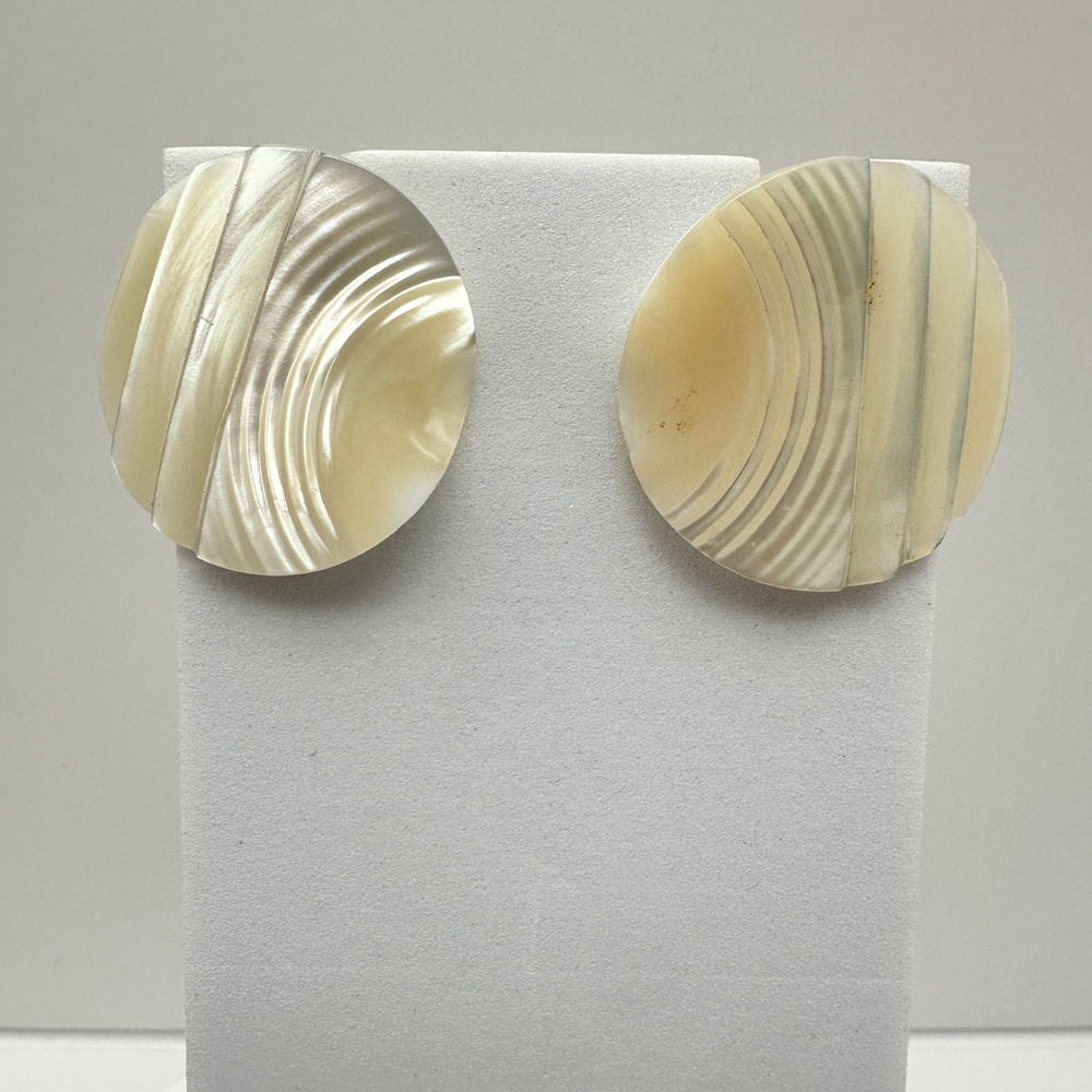 Vintage 90s Mother of Pearl Cream Stud Earrings Shell Carved Women's Jewelry